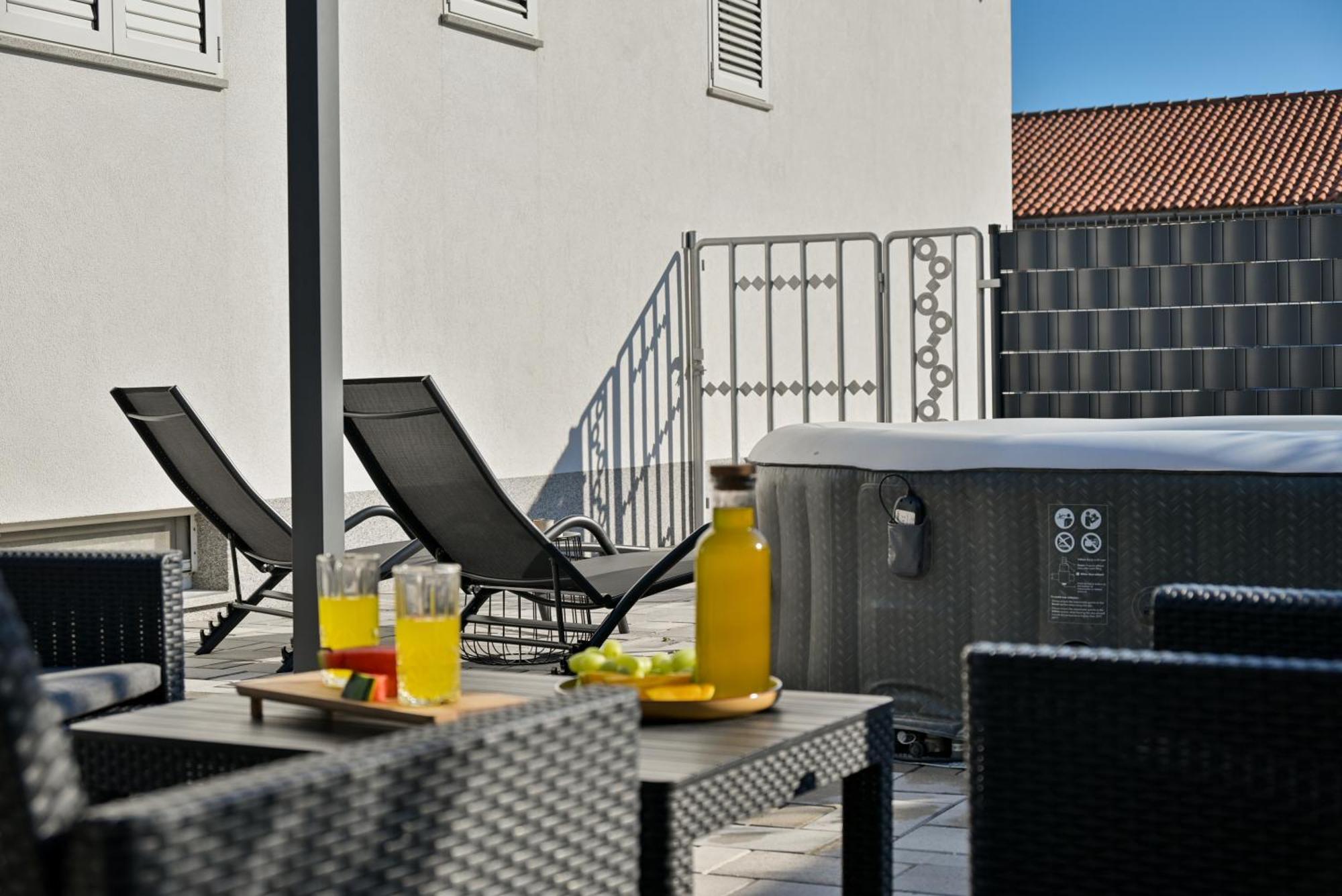 Luxury Apartment With Garden Jacuzzi And Wellness Trogir Dış mekan fotoğraf