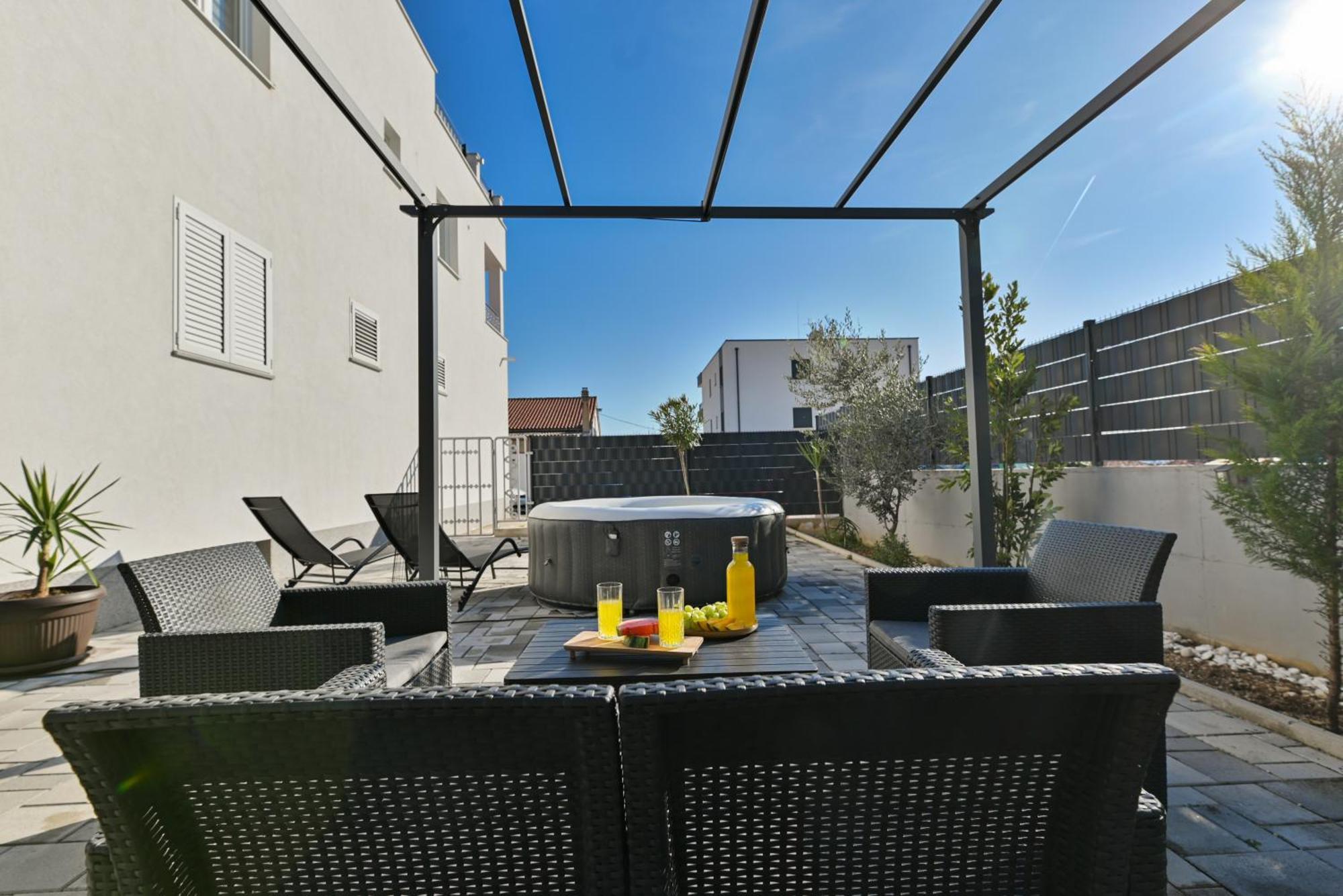 Luxury Apartment With Garden Jacuzzi And Wellness Trogir Dış mekan fotoğraf