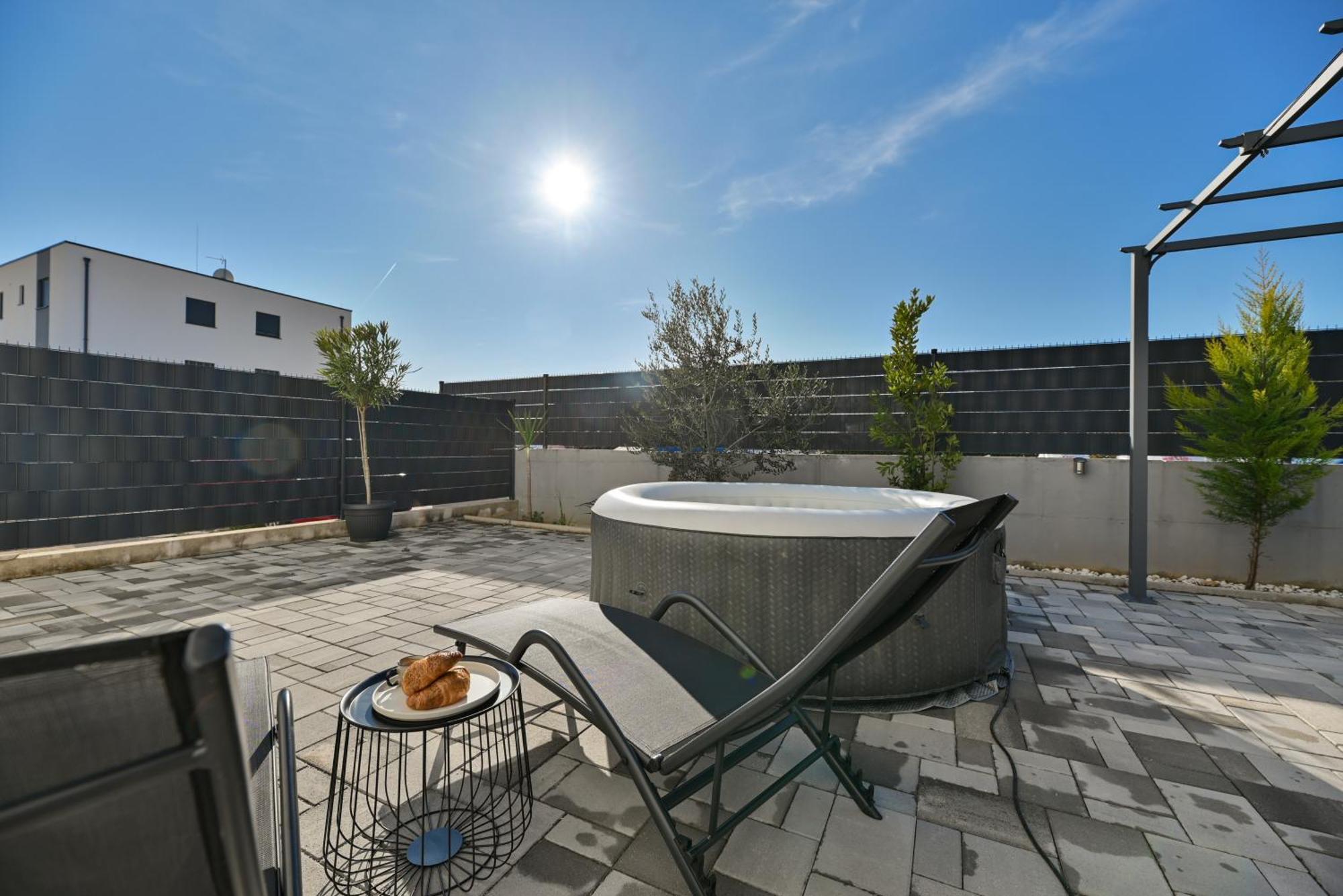 Luxury Apartment With Garden Jacuzzi And Wellness Trogir Dış mekan fotoğraf