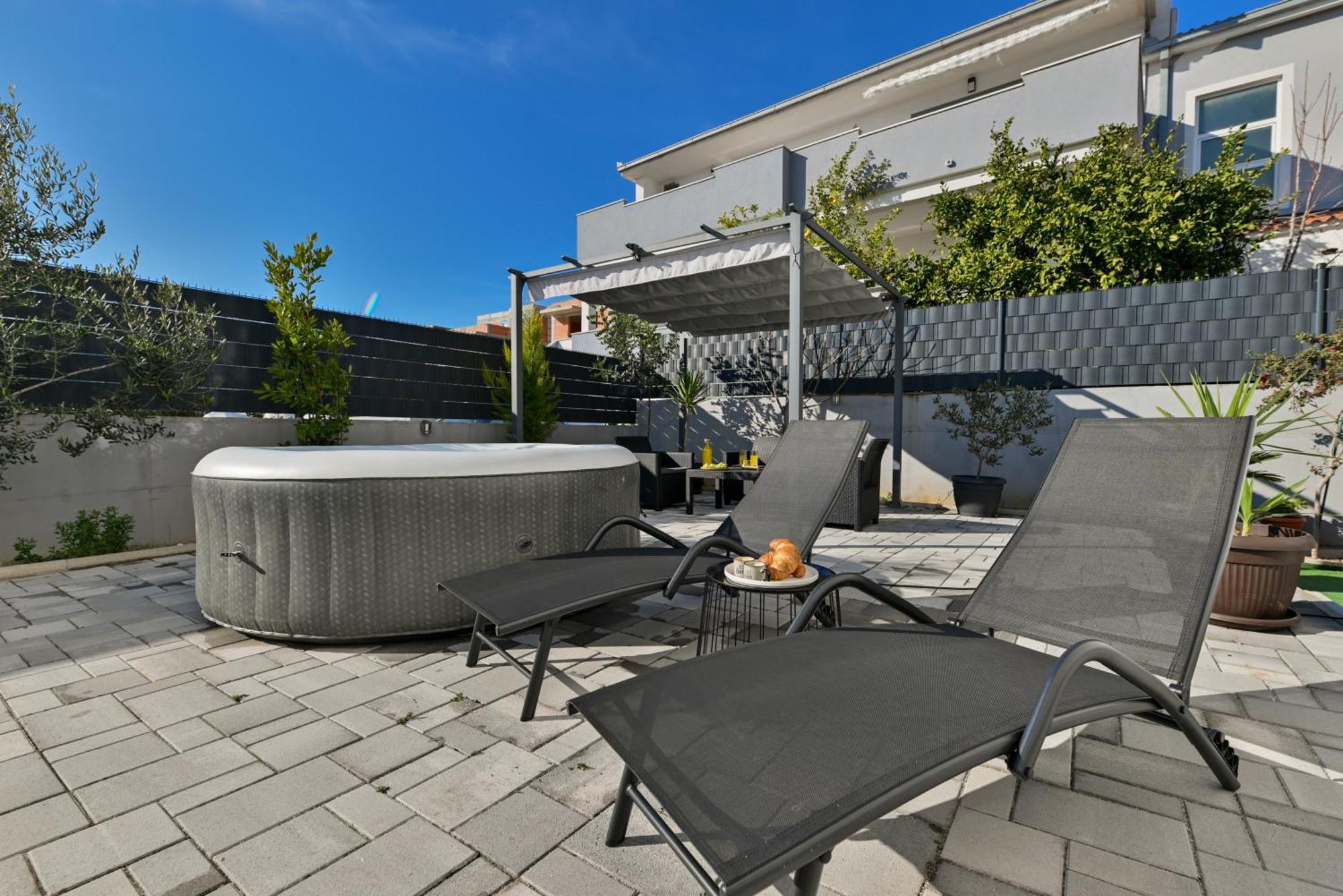 Luxury Apartment With Garden Jacuzzi And Wellness Trogir Dış mekan fotoğraf