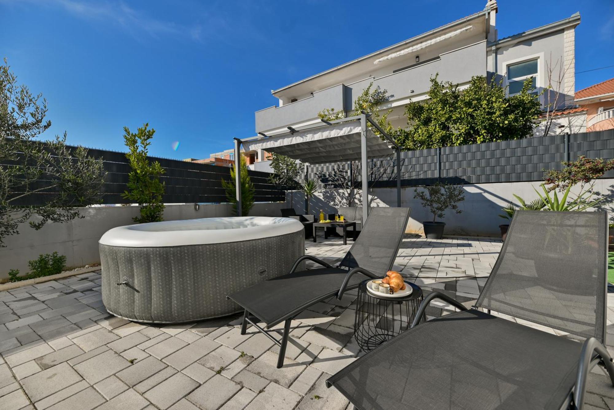 Luxury Apartment With Garden Jacuzzi And Wellness Trogir Dış mekan fotoğraf