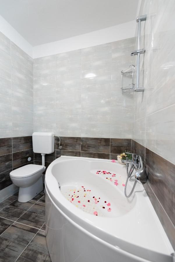 Luxury Apartment With Garden Jacuzzi And Wellness Trogir Dış mekan fotoğraf
